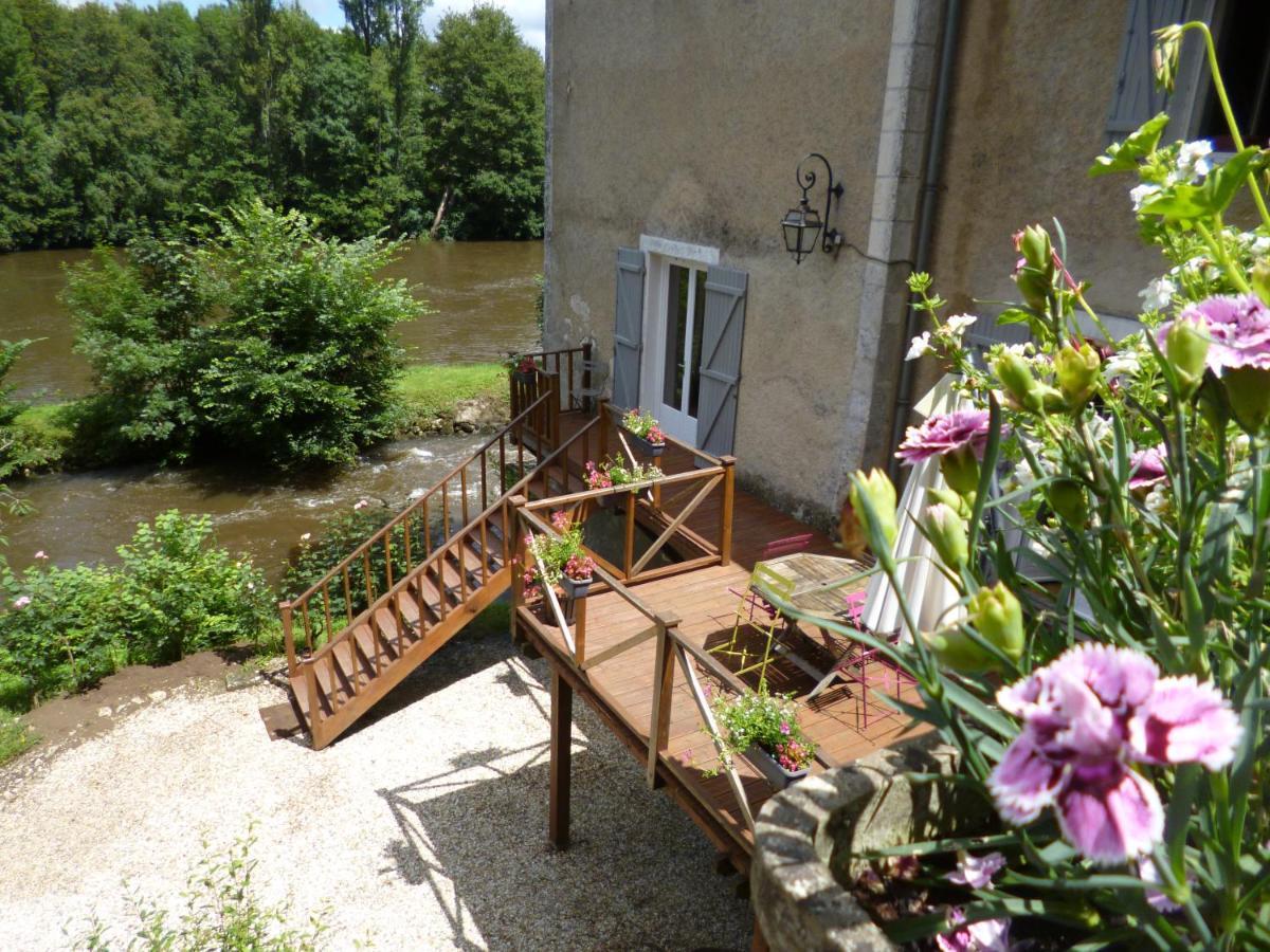 Le Moulin De Cors Bed and Breakfast Oulches Exteriör bild